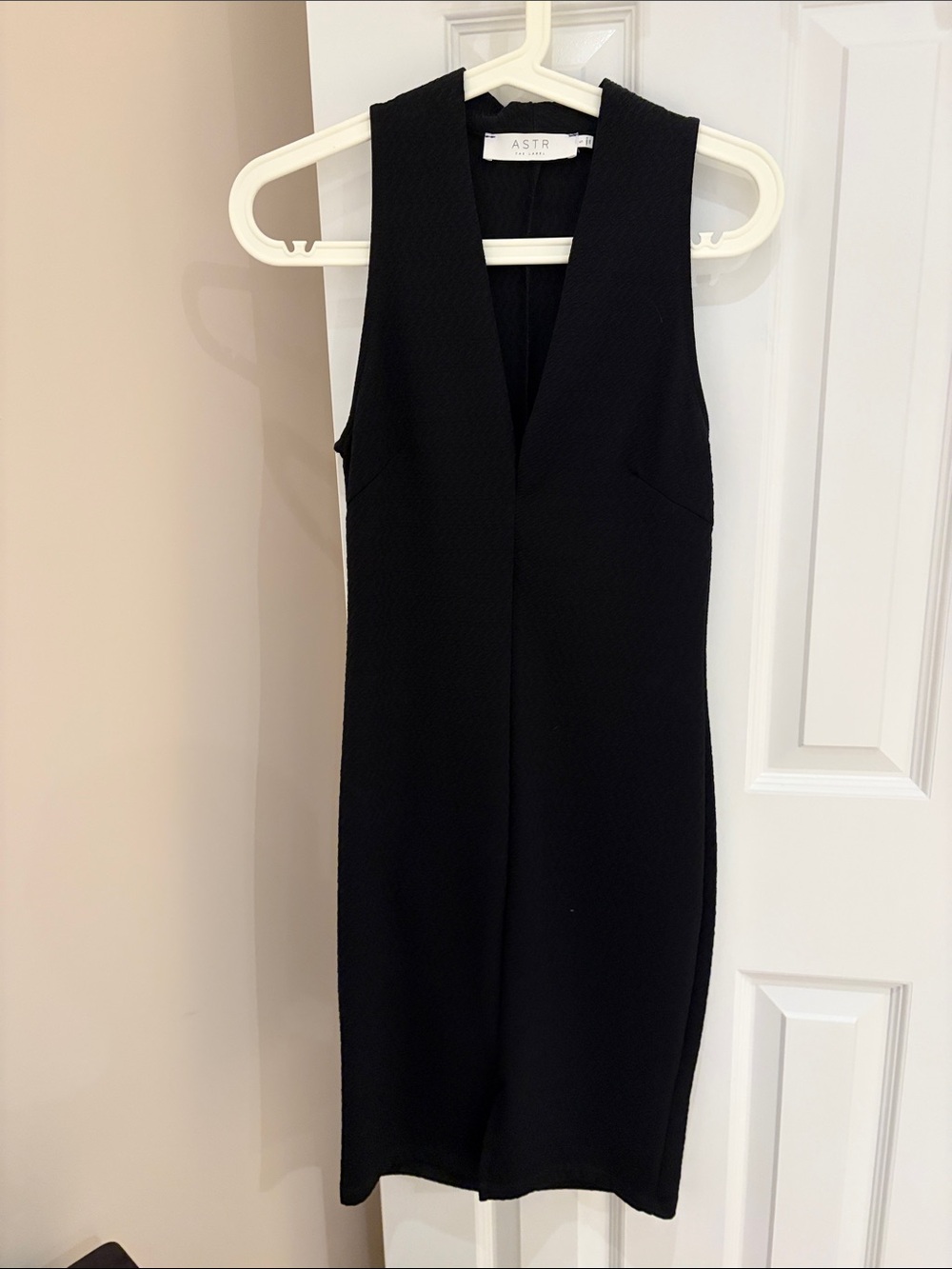 ASTR Black V-Neck Sleeveless Mini Dress